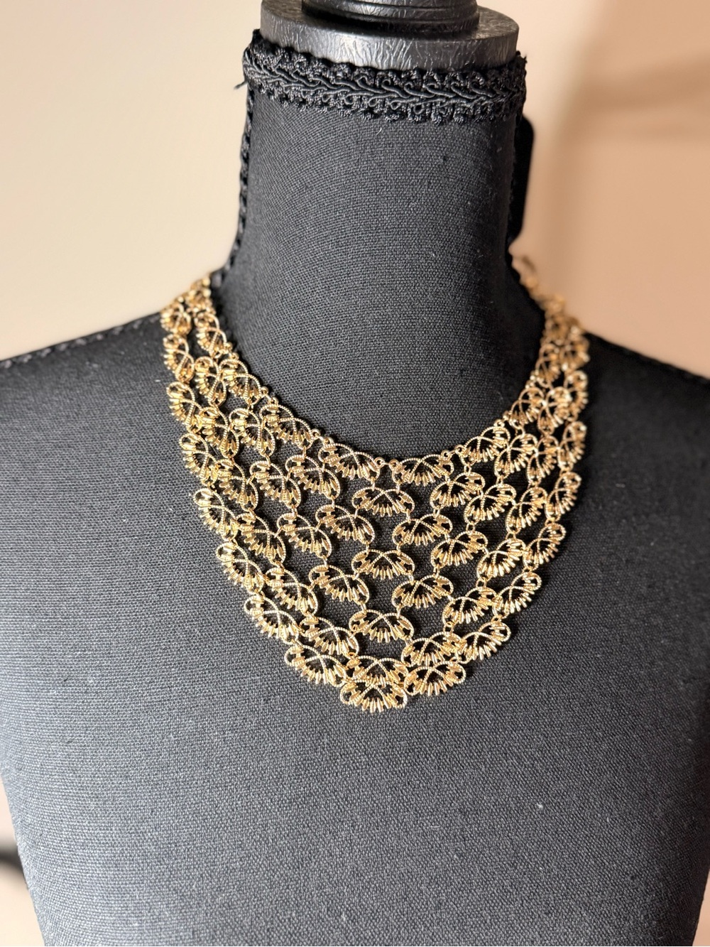 New York And Company Vintage Golden Necklace W Lobster Clasp Scallop lace NWT